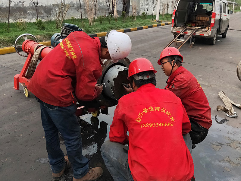 DN500循環(huán)水管道帶壓開孔順利完成！2.jpg
